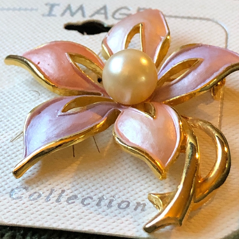 10363 VTG Image Brooch Floral Pale Pink Lavender Goldtone Pearl New Old Stock